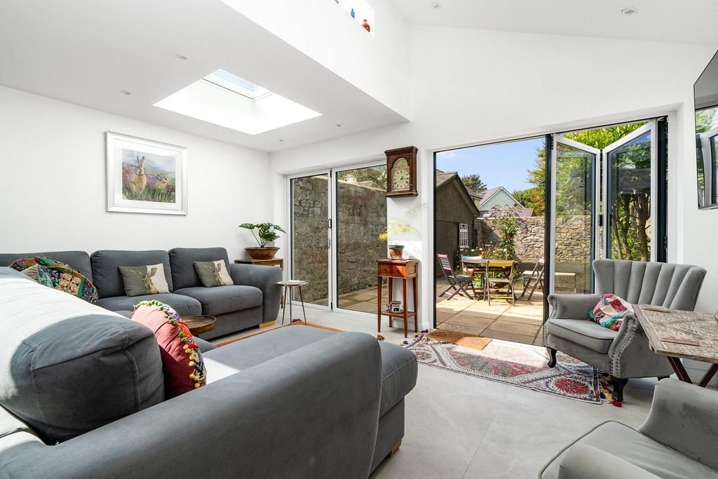 Living room opening onto the courtyard