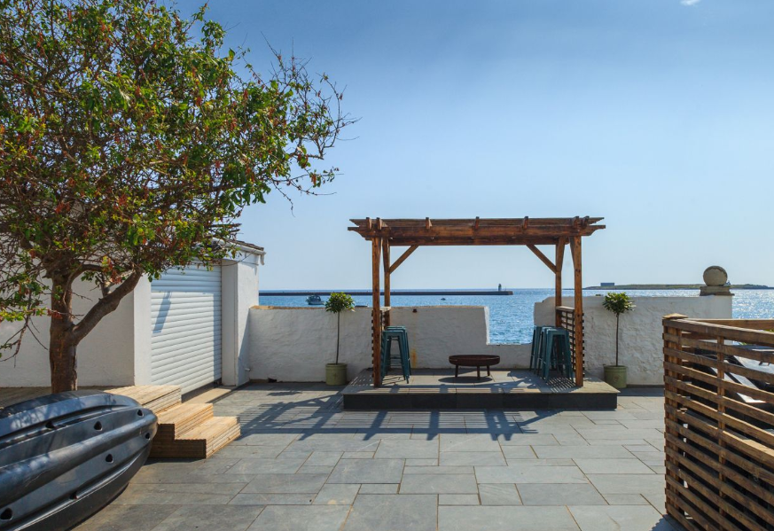 Beach-front patio, Derbyhaven