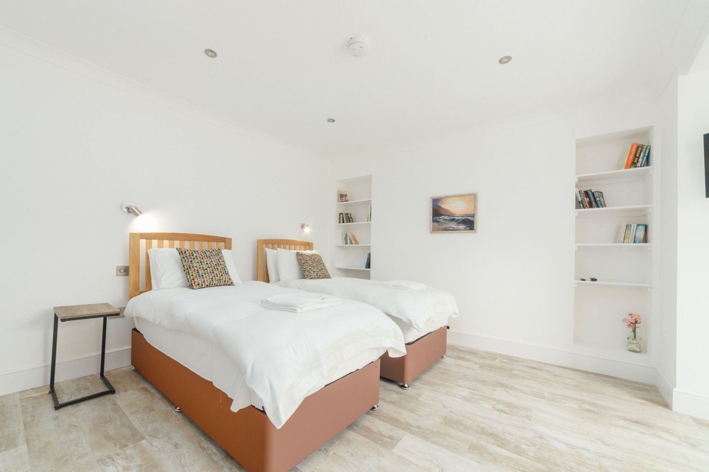 Twin bedroom with built-in shelving